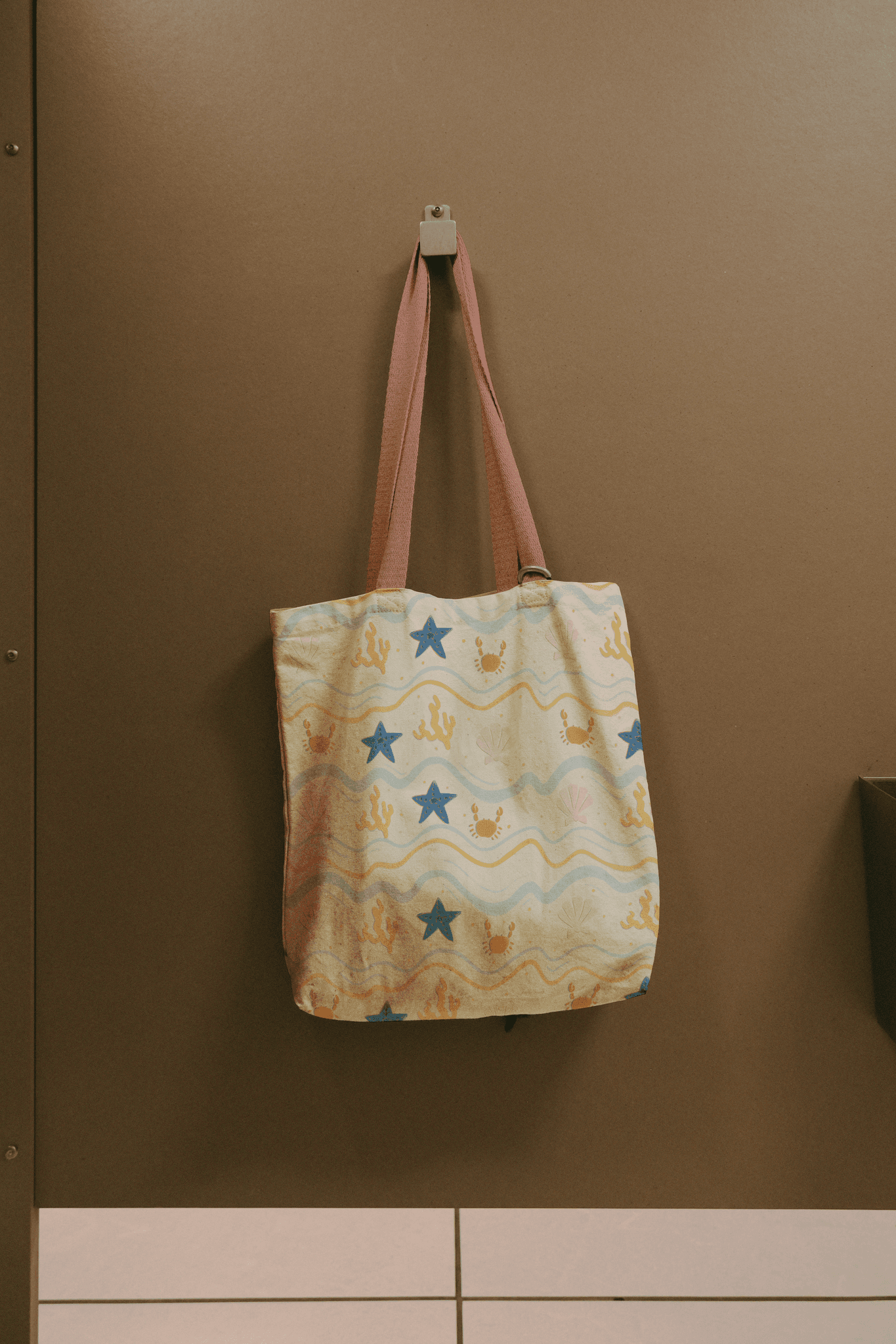 Tote bag with starfish and waves pattern