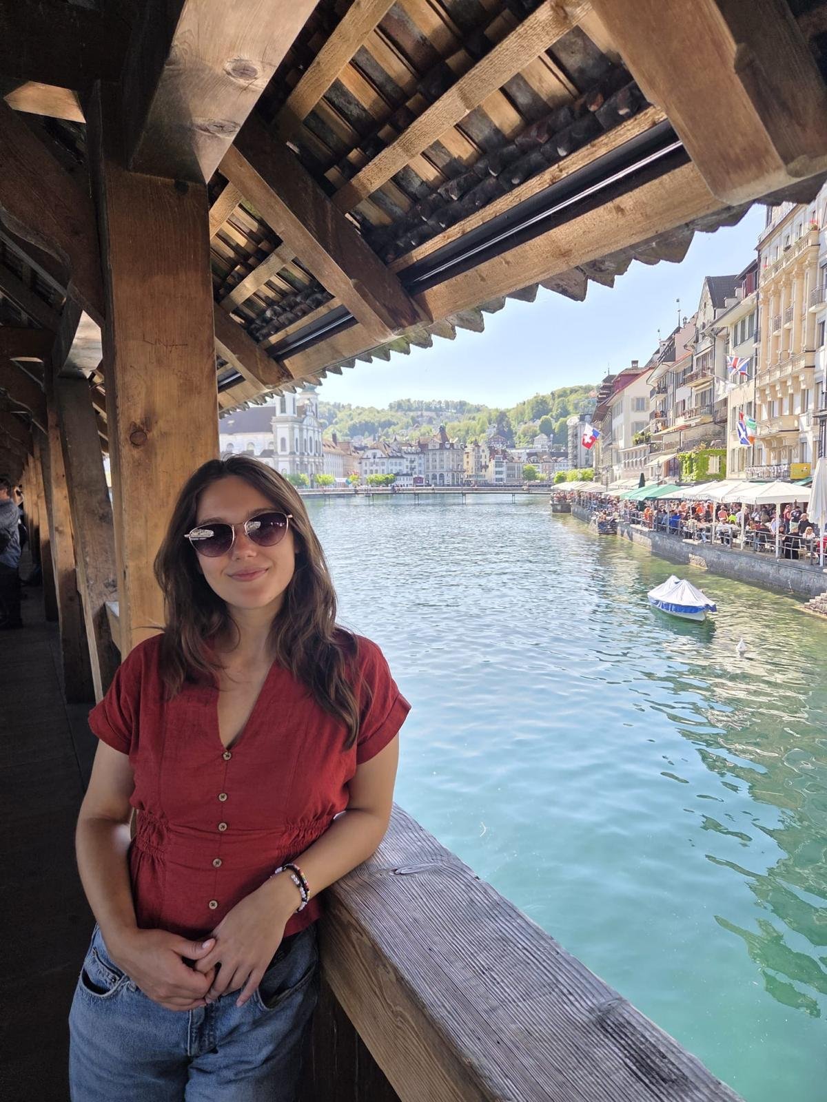 Ânia smiling by the river